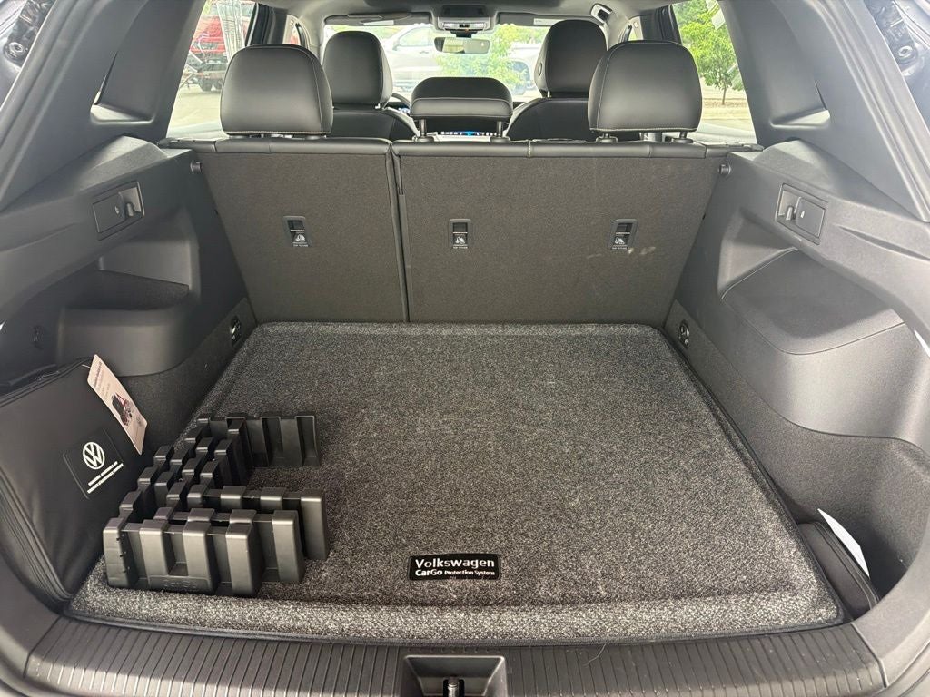 2025 Volkswagen Tiguan SE R-Line Black