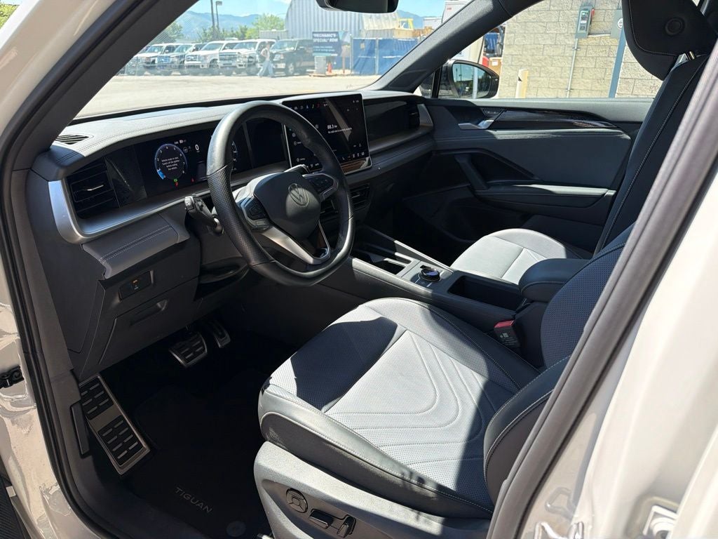 2025 Volkswagen Tiguan SE R-Line Black