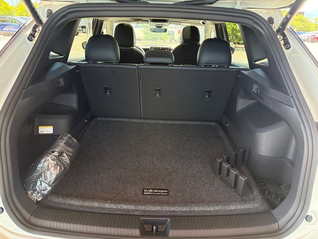 2025 Volkswagen Tiguan SE R-Line Black