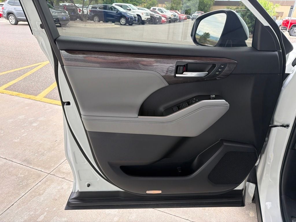 2022 Toyota Highlander Platinum
