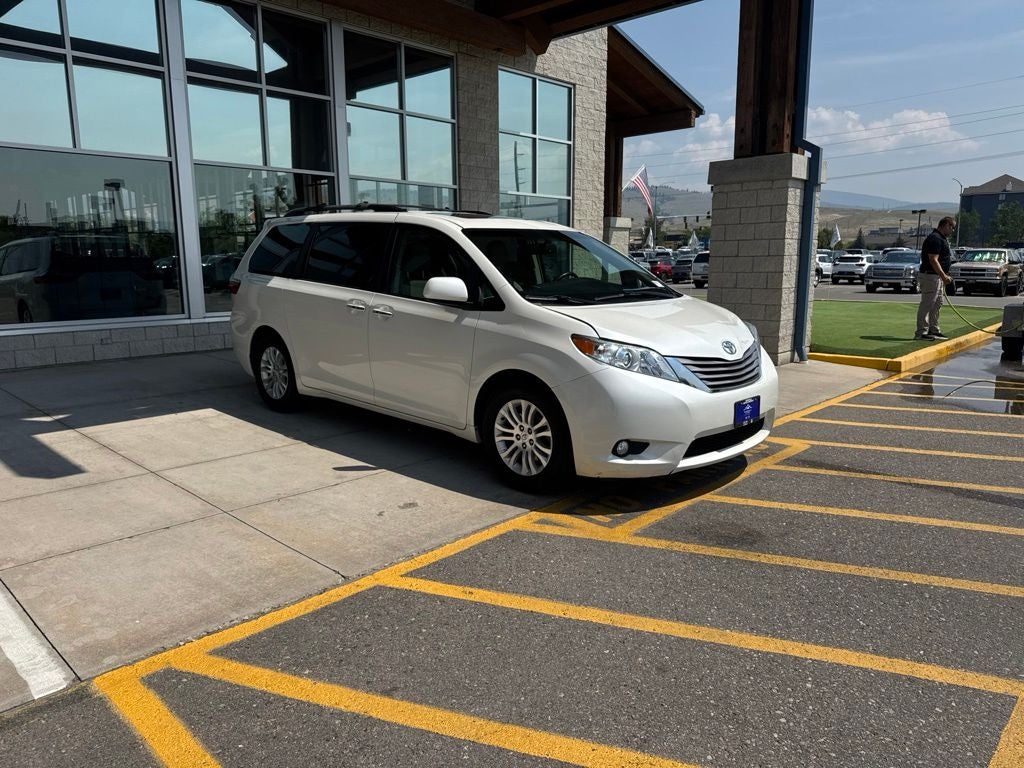 2017 Toyota Sienna XLE Auto Access Seat