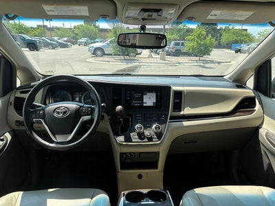 2017 Toyota Sienna XLE Auto Access Seat