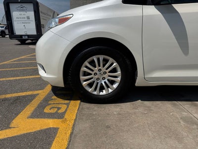 2017 Toyota Sienna XLE Auto Access Seat