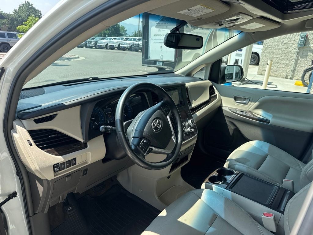 2017 Toyota Sienna XLE Auto Access Seat
