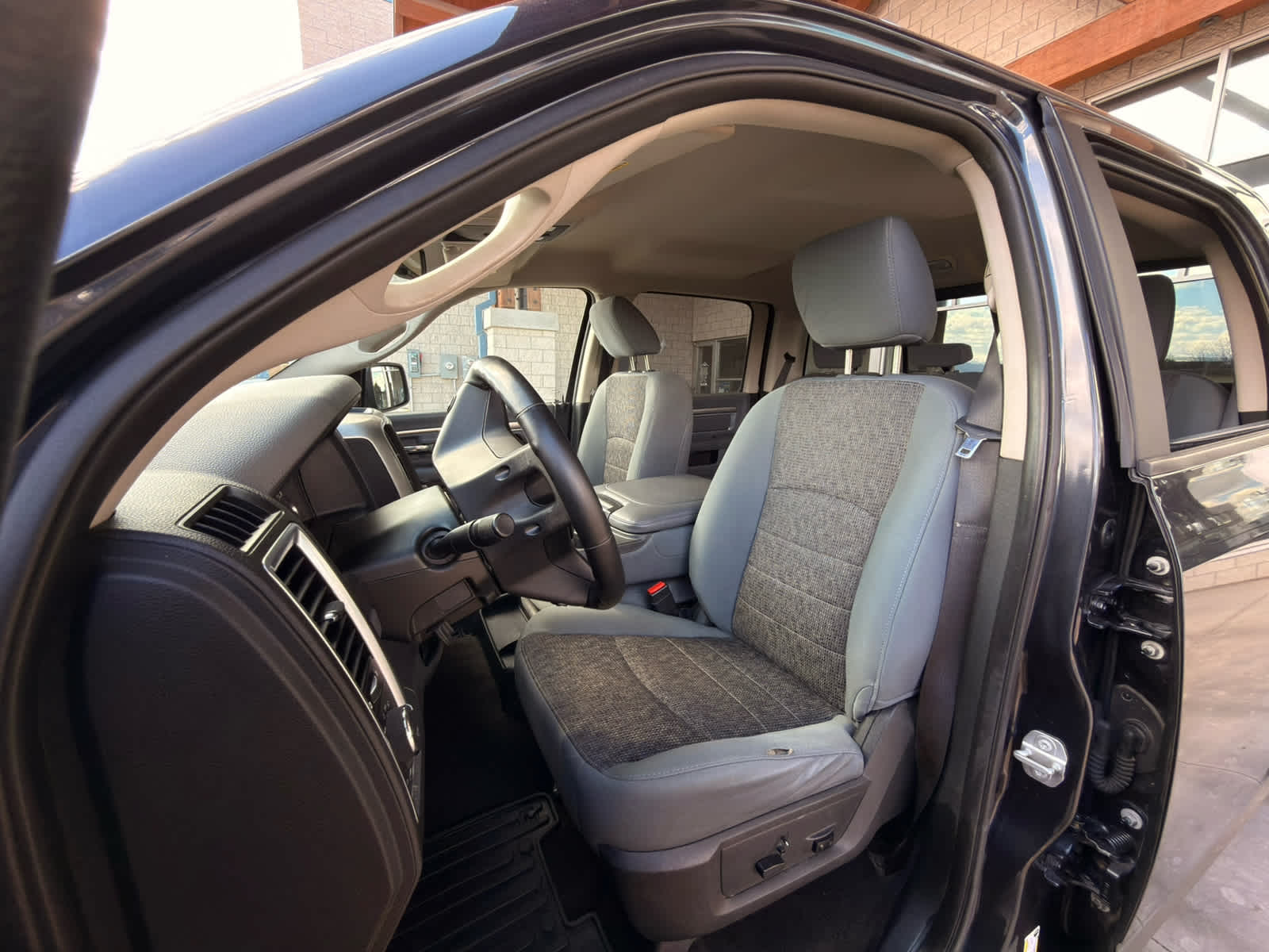 2017 RAM 1500 Big Horn Crew Cab 4x4 6'4" Box