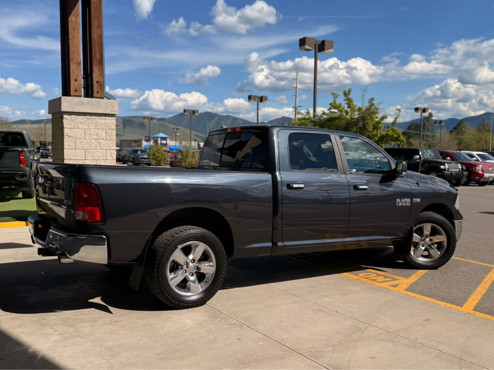 2017 RAM 1500 Big Horn Crew Cab 4x4 6'4" Box