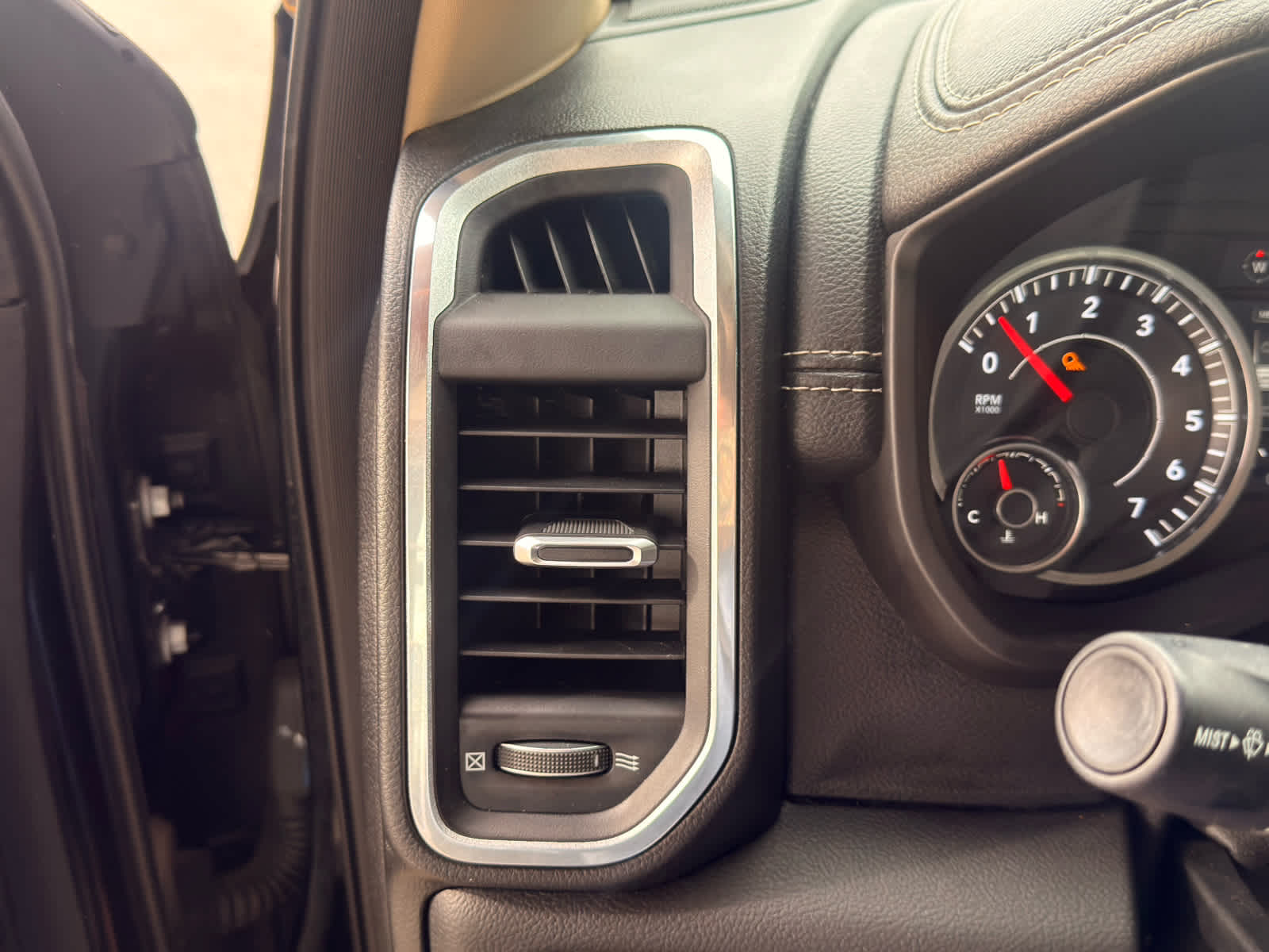 2019 RAM 1500 Laramie Crew Cab 4x4 5'7" Box
