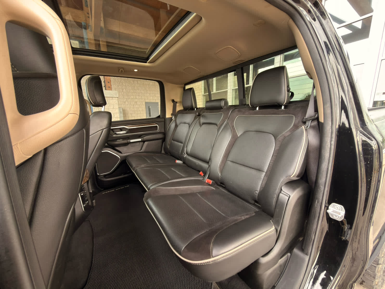 2019 RAM 1500 Laramie Crew Cab 4x4 5'7" Box