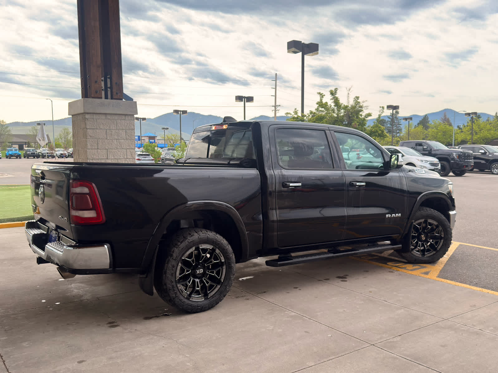 2019 RAM 1500 Laramie Crew Cab 4x4 5'7" Box