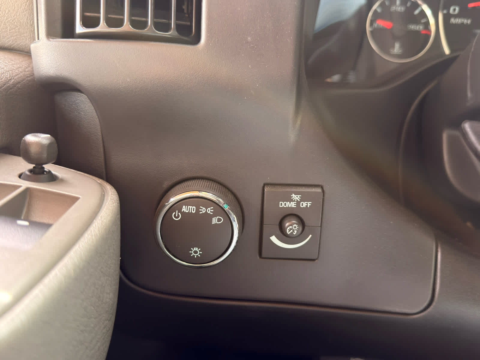 2025 Chevrolet Express Passenger 1LT