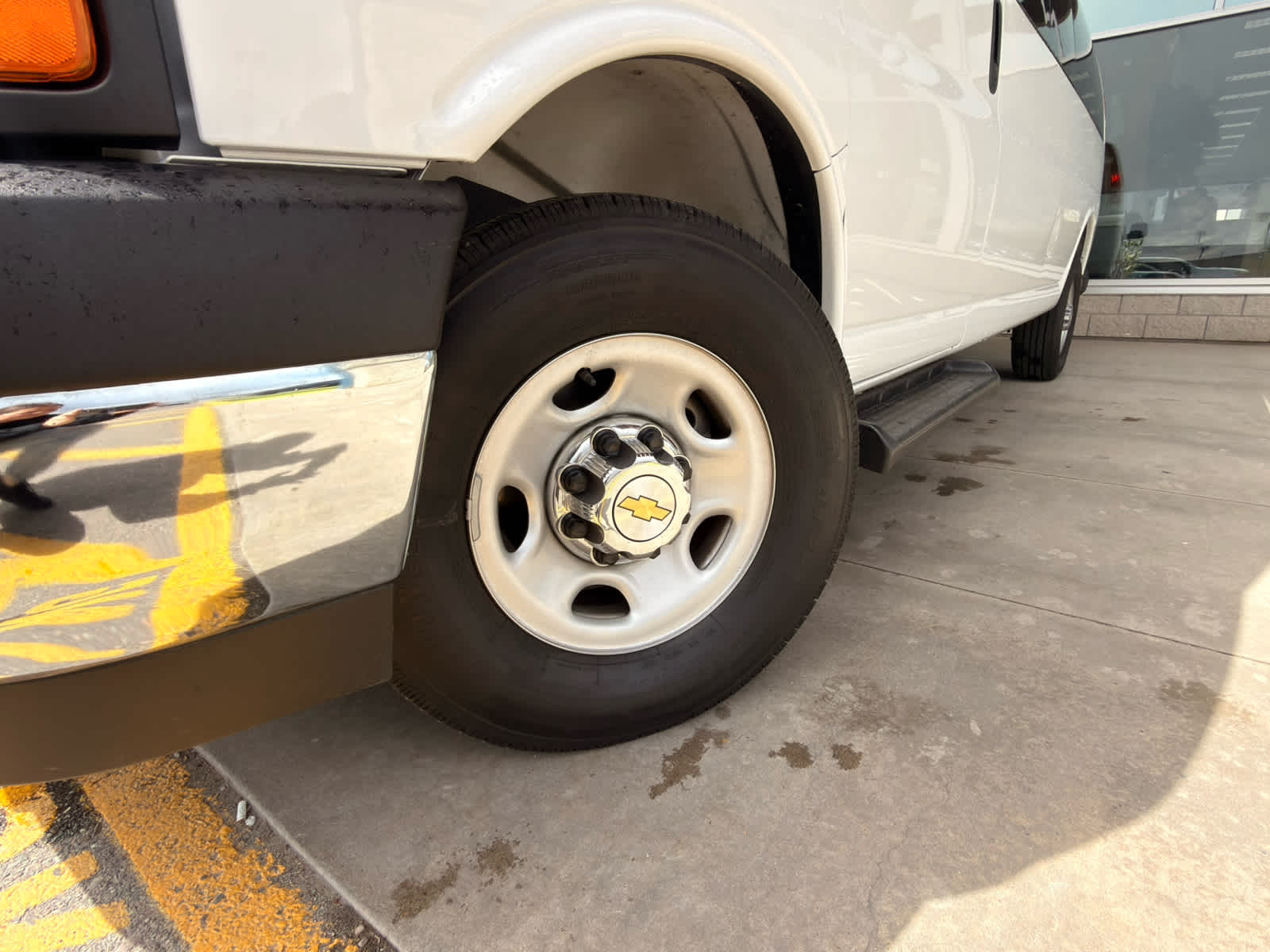 2025 Chevrolet Express Passenger 1LT