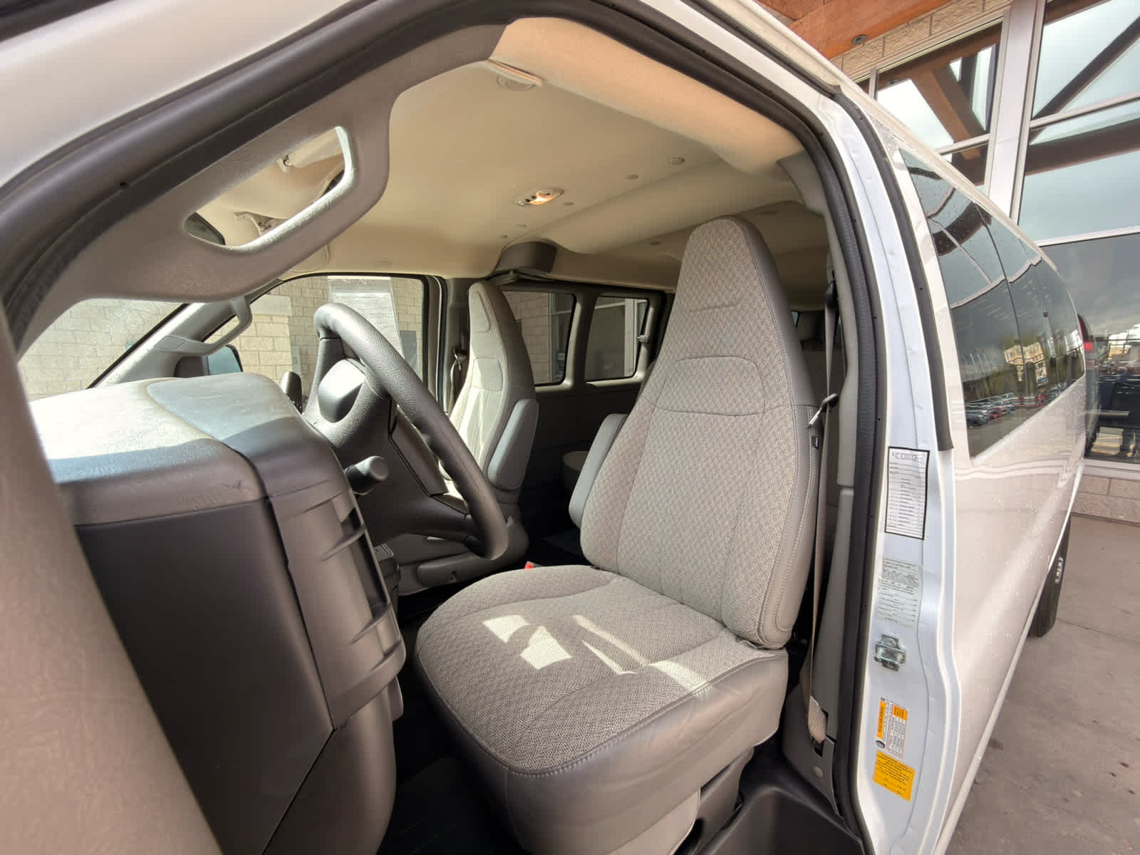 2025 Chevrolet Express Passenger 1LT