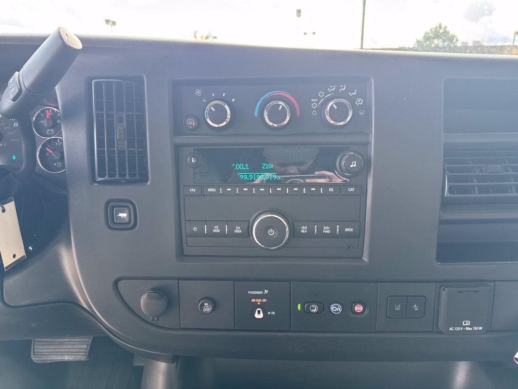 2025 Chevrolet Express Cargo WT