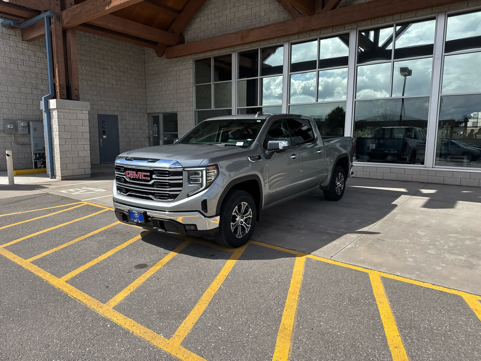 2025 GMC Sierra 4WD Crew Cab Short Box SLT's photo